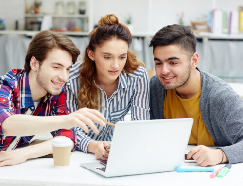 Estudiantes de últimos años de carreras afines